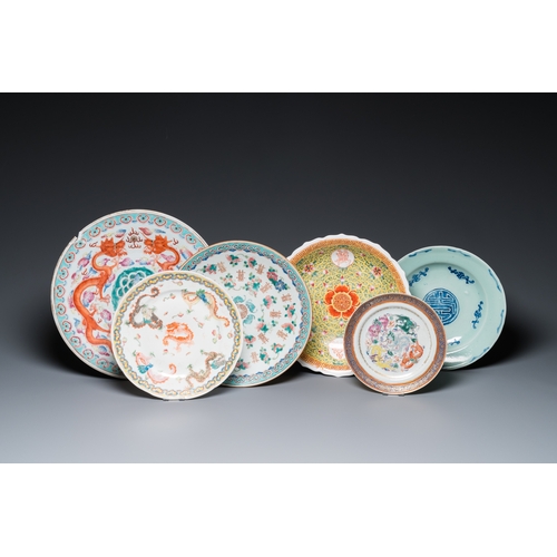 36 - Five various Chinese dishes and a plate, 19/20th C.Dia.: 34,5 cm (the largest dish)Dia.: 20 cm (the ... 