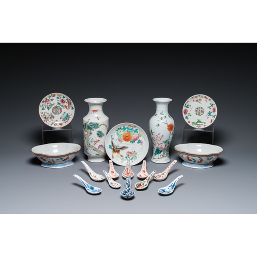 41 - A varied collection of Chinese porcelain, 19/20th C.H.: 26 cm (the vases)Dim.: 19 x 15 x 7 cm (each ... 