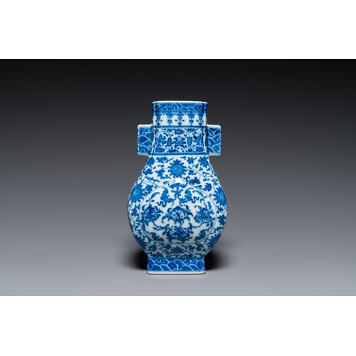 82 - A Chinese blue and white 'fanghu' vase with lotus scrolls, Qianlong mark, 19/20th C.H.: 21,5 cm... 