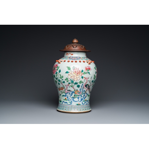 96 - A Chinese famille rose vase with wooden cover, 19th C.H.: 34,5 cm (the vase)
 
 H.: 42,5 cm (incl. c... 