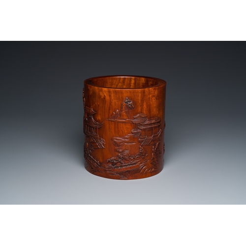 916 - A large Chinese huali wood brush pot with scholars in a landscape, 20th C.H.: 20 cm - Dia.: 18,5 cm... 