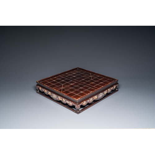 917 - A Chinese mother-of-pearl-inlaid wooden Xiangqi chess board, 19th C.Dim.: 50,5 x 47,5 x 10,5 cm
 
 T... 