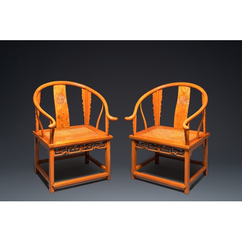 918 - A pair of Chinese elmwood 'horseshoe' chairs, RepublicDim.: 99,5 x 75,5 x 66 cm