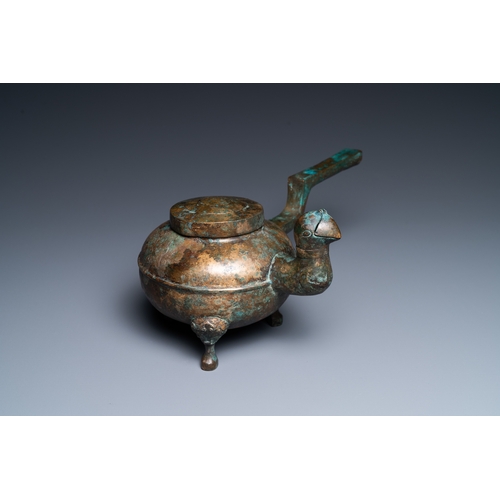 1084 - A Chinese gilt bronze tripod 'he' kettle with bird head-shaped spout, HanL.: 29 cm - H.: 13 cm
 Cond... 