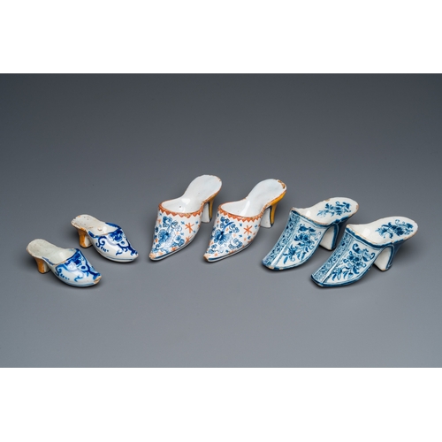 1300 - Three pairs of Dutch Delft slippers, 18/19th C.L.: 11 cm - H.: 3 cm (the largest)