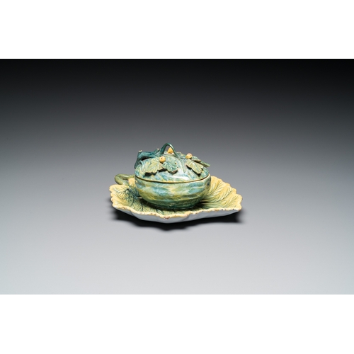 1301 - A polychrome Dutch Delft melon-shaped tureen on leaf-shaped stand, 18th C.Dim.: 22,5 x 18 cm (the st... 