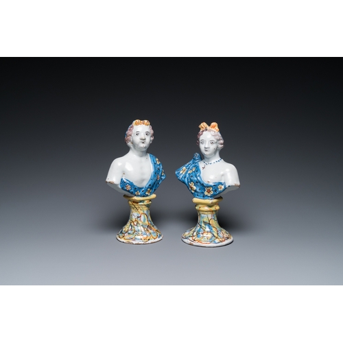 1303 - A pair of polychrome Dutch Delft busts on bases imitating marble, 18th C.H.: 23,5 cm
 
 Provenance: ... 