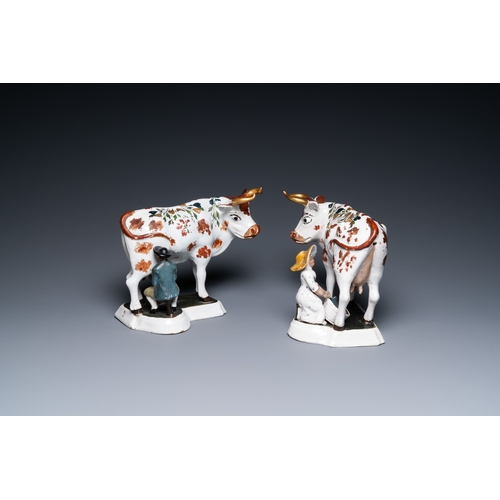 1319 - A pair of cold-painted white Dutch Delftware milking groups, 18th C.L.: 22 cm - H.: 18,5 cm... 