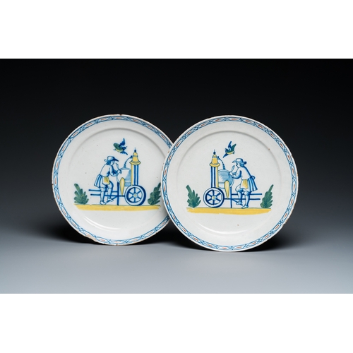 1320 - A pair of polychrome Dutch Delft plates depicting grinders, 18th C.Dia.: 22 cm