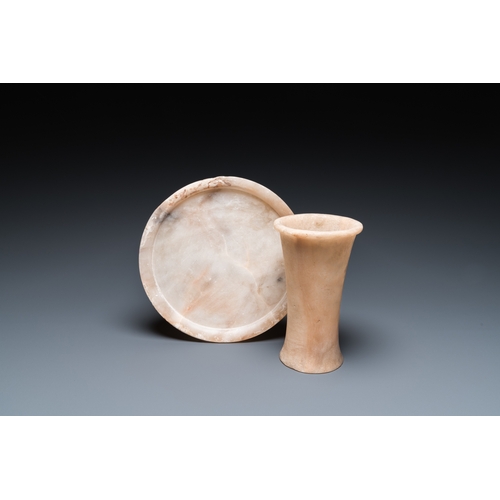 1394 - An Egyptian alabaster vase and a dish, Old Kingdom
 
 Dia.: 21 cm (the dish)H.: 17 cm - Dia.: 10 cm ... 