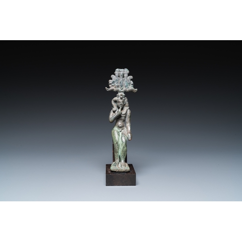 1395 - An Egyptian bronze sculpture of Horus, Saite periodH.: 19,5 cm (incl. the stand) H.: 17,5 cm (the fi... 