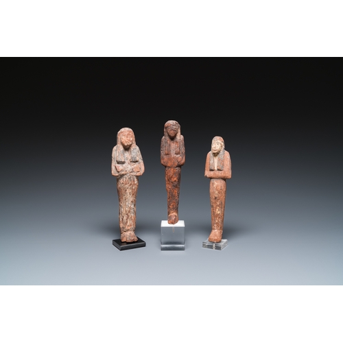 1400 - Three Egyptian polychromed wooden ushabtis, New KingdomH.: 24 cm (the largest statue, excl. the stan... 