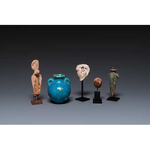 1402 - Five various Egyptian pieces, New Kingdom to Late PeriodH.: 13,5 cm (the uraeus fragment) H.: 10 cm ... 