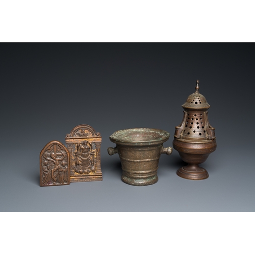 1207 - A bronze mortar, a censer and two pax of which one gilded, Western Europe, 16/17th C.H.: 21 cm (the ... 