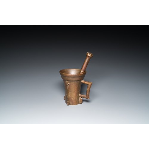 1229 - A large German bronze mortar and pestle, Nuremberg, 15th C.H.: 19,5 cm (the mortar)L.: 31 cm (the pe... 