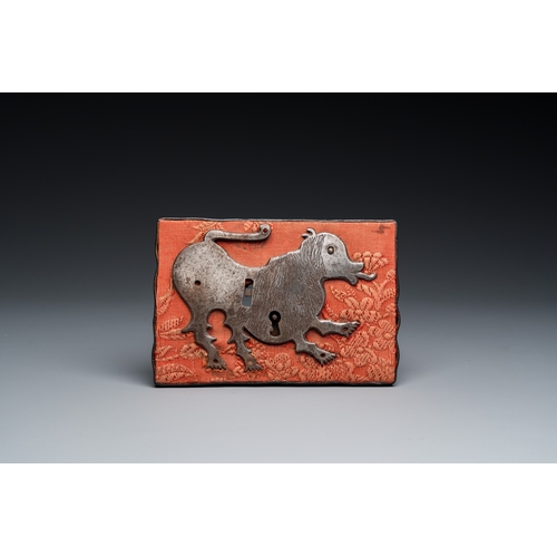 1230 - A lion-shaped iron doorlock, probably Germany, 16/17th C.Dim.: 17,5 x 12 cm (the frame)Dim.: 14 x 10... 