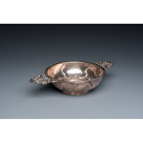 1231 - A German silver porringer, Augsburg, 17/18th C.L.: 22,5 cm - H.: 4 cm
 
 Provenance: The collection ... 