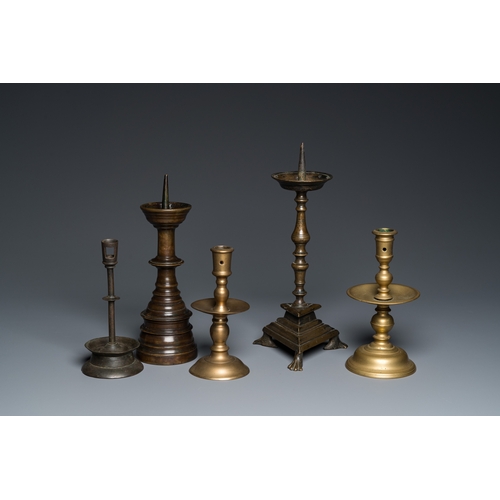 1237 - Five brass and bronze candlesticks, 16th C. and laterH.: 33,5 cm (the tallest)
 
 Provenance: The co... 