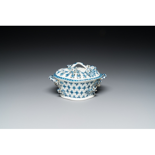 1268 - A blue and white tureen with reticulated cover, Worcester, England, 18th C.Dim.: 22,5 x 16 x 13 cm... 