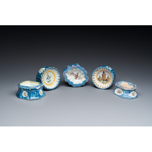 1279 - Five polychrome Brussels faience salts, 18/19th C.L.: 9 cm - H.: 3,5 cm (the largest)