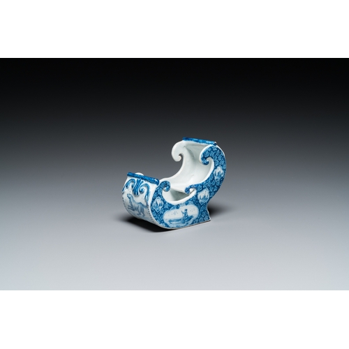 1292 - A Dutch Delft blue and white pipe stand in the shape of a sleigh, 18th C.L.: 13 cm - H.: 11 cm... 