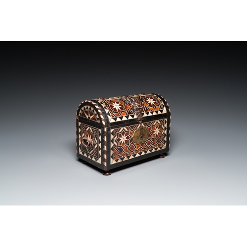 1110 - A tortoise-veneered and bone-inlaid wooden casket, probably Turkey, 17th C.Dim.: 27 x 19,5 x 16 cm... 