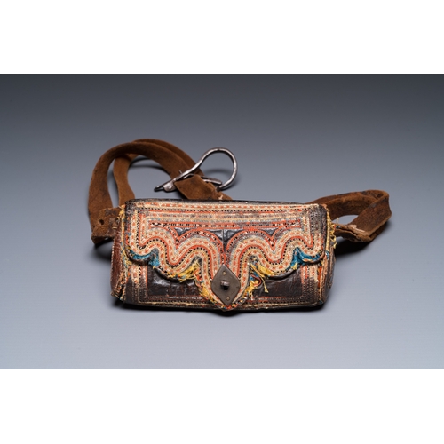 1113 - A leather purse with inscription for Mekka and Medina, probably Persia, 19/20th C.Dim.: 15,5 x 7 x 3... 