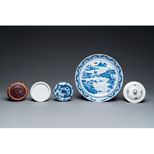 11 - An extensive collection of varied Chinese porcelain wares, 19/20th C.H.: 29 cm (the tallest incl. mo... 