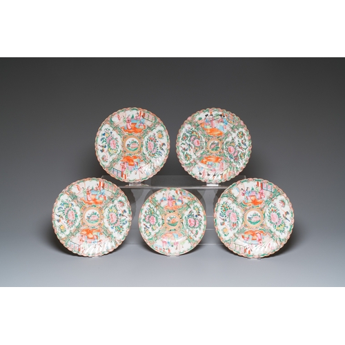 18 - A collection of 28 Chinese Canton famille rose wares, 19th C.H.: 24 cm (the vase) - H.: 26,5 cm (inc... 