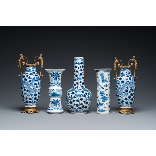 20 - Five Chinese blue and white vases, 19th C.H.: 25,5 cm (the tallest)