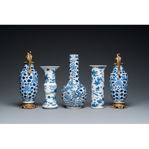 20 - Five Chinese blue and white vases, 19th C.H.: 25,5 cm (the tallest)