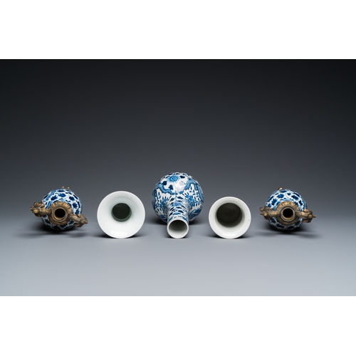 20 - Five Chinese blue and white vases, 19th C.H.: 25,5 cm (the tallest)