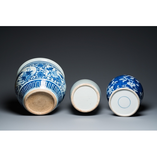 27 - A Chinese blue and white 'landscape' vase, a covered vase and a jardiniere, 19th C.H.: 59,5 cm (the ... 