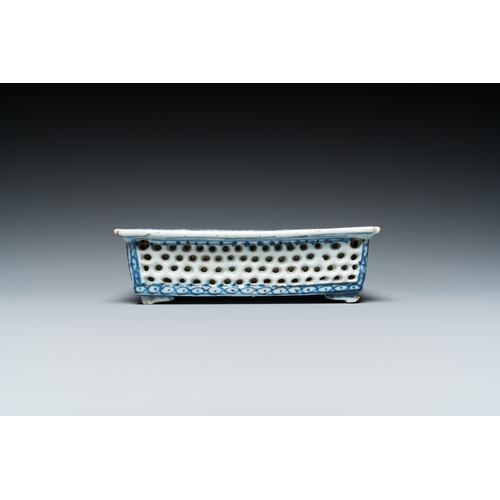 29 - 13 pieces of blue and white Chinese porcelain, 18/20th C.Dia.: 26 cm (the largest dish)Dia.: 14 cm (... 