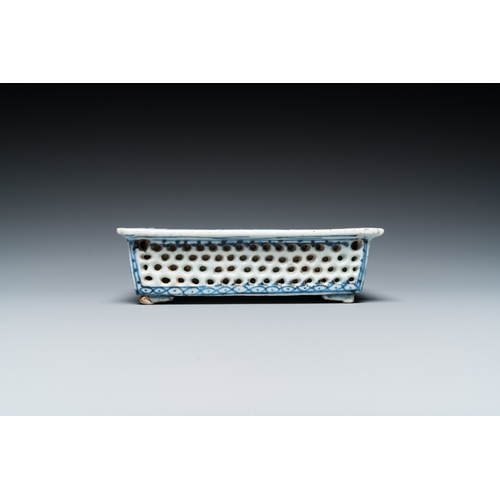 29 - 13 pieces of blue and white Chinese porcelain, 18/20th C.Dia.: 26 cm (the largest dish)Dia.: 14 cm (... 