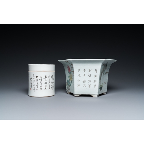 33 - Four Chinese famille rose and qianjiang cai porcelain wares, 19/20th C.H.: 31,5 cm (the jar and cove... 