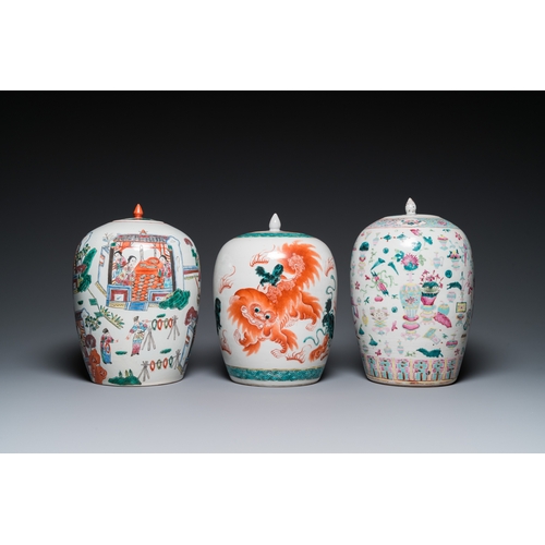 42 - Three Chinese famille rose and verte jars with covers, 19/20th C.H.: 32,5 cm (the tallest)... 