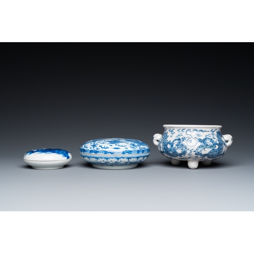 43 - Two Chinese blue and white seal paste boxes and a tripod censer, 19/20th C.L.: 15 cm - H.: 8 cm (the... 