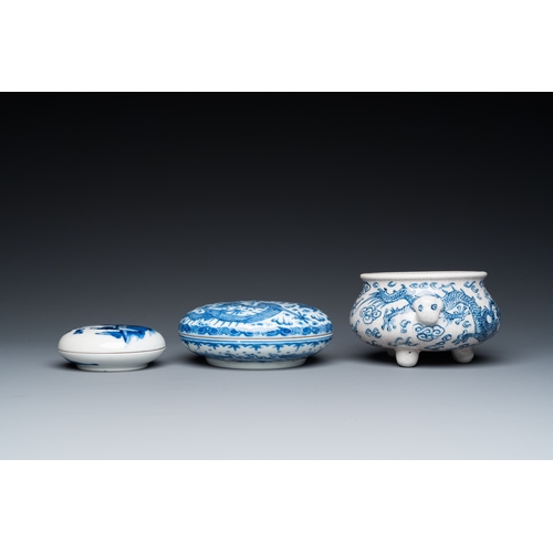 43 - Two Chinese blue and white seal paste boxes and a tripod censer, 19/20th C.L.: 15 cm - H.: 8 cm (the... 