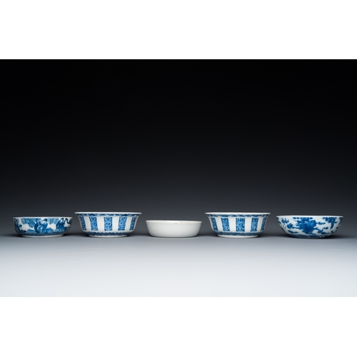 44 - Five Chinese blue and white bowls, 19/20th C.Dia.: 13 cm - H.: 4,5 cm (the largest bowl)... 