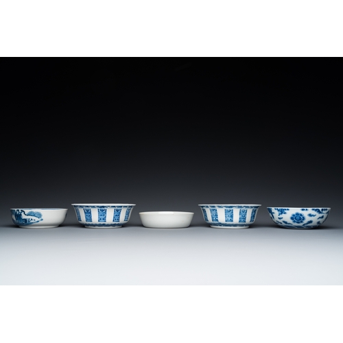 44 - Five Chinese blue and white bowls, 19/20th C.Dia.: 13 cm - H.: 4,5 cm (the largest bowl)... 