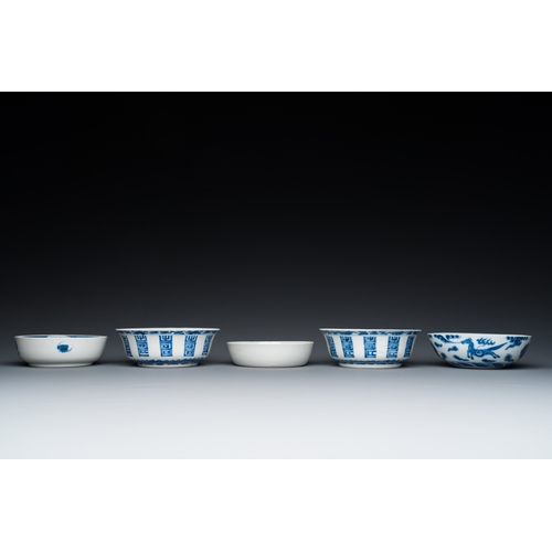 44 - Five Chinese blue and white bowls, 19/20th C.Dia.: 13 cm - H.: 4,5 cm (the largest bowl)... 