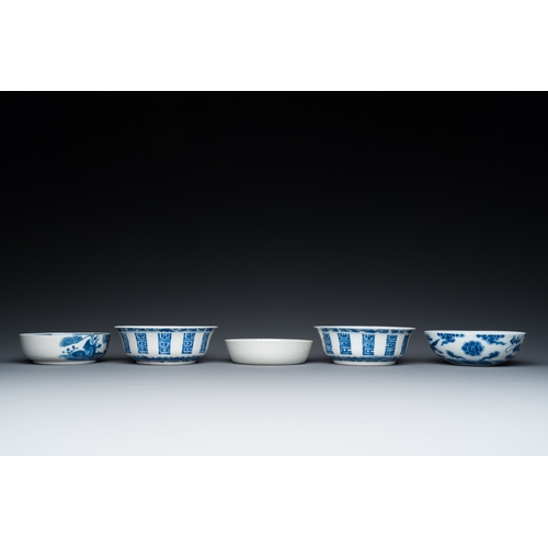 44 - Five Chinese blue and white bowls, 19/20th C.Dia.: 13 cm - H.: 4,5 cm (the largest bowl)... 