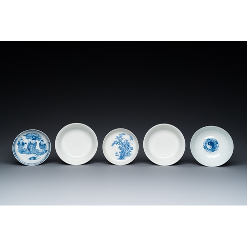 44 - Five Chinese blue and white bowls, 19/20th C.Dia.: 13 cm - H.: 4,5 cm (the largest bowl)... 