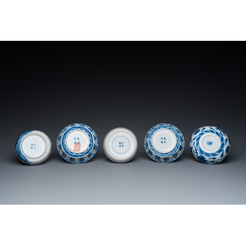 44 - Five Chinese blue and white bowls, 19/20th C.Dia.: 13 cm - H.: 4,5 cm (the largest bowl)... 