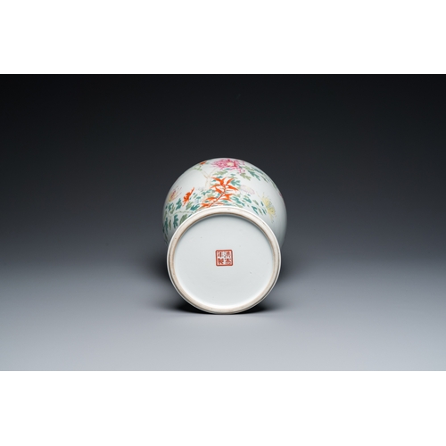 45 - A Chinese famille rose vase and a jardiniere on stand, Hongxian and Qianlong mark, RepublicH.: 44,5 ... 