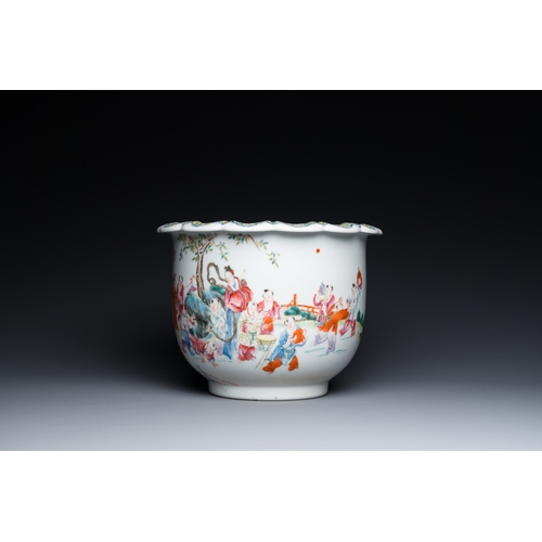 45 - A Chinese famille rose vase and a jardiniere on stand, Hongxian and Qianlong mark, RepublicH.: 44,5 ... 