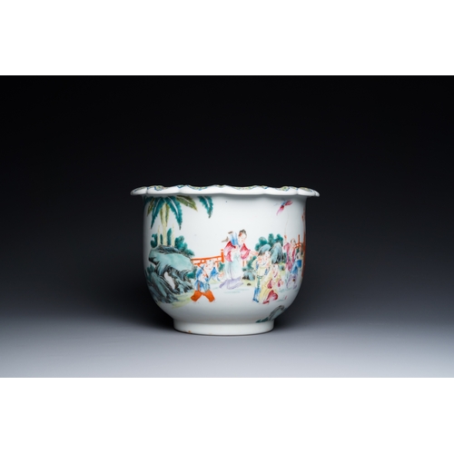 45 - A Chinese famille rose vase and a jardiniere on stand, Hongxian and Qianlong mark, RepublicH.: 44,5 ... 