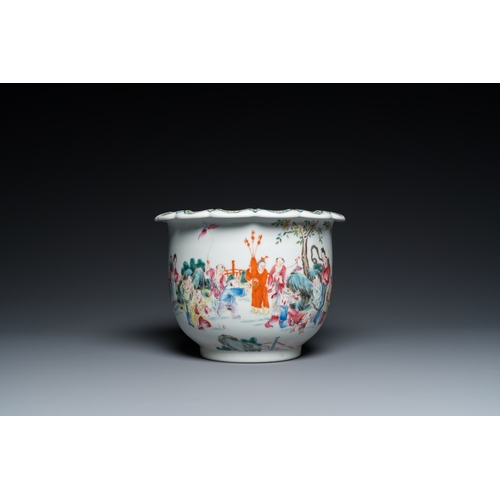 45 - A Chinese famille rose vase and a jardiniere on stand, Hongxian and Qianlong mark, RepublicH.: 44,5 ... 