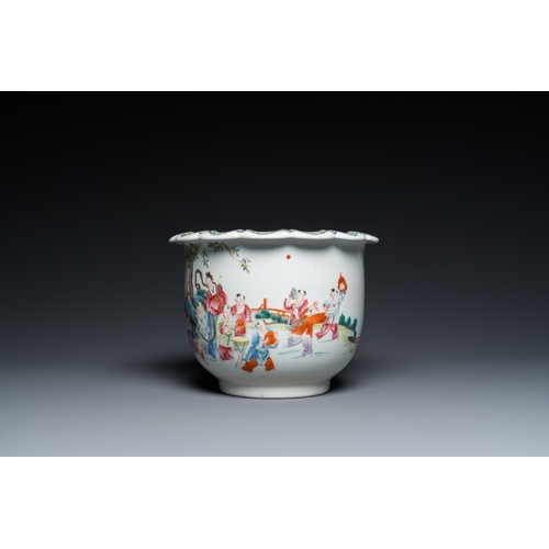 45 - A Chinese famille rose vase and a jardiniere on stand, Hongxian and Qianlong mark, RepublicH.: 44,5 ... 